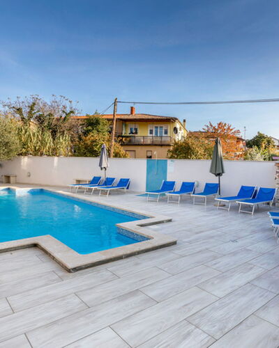 Villa Ricardo: Piscina, Material Compuesto, Mueble Para Exteriores, Recurso, Sunlounger, Silla, Hotel, Ciudad De Vacaciones, Centro De Ocio, Loseta