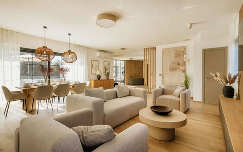 Nina: Mueble, Diseño De Interiores, Piso, Suelo, Pared, Sofá, Madera, Sala, Techo, Lámpara