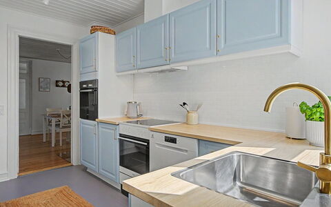 Hanni - 600M from the Sea: Cocina, Mostrador, Gabinetes, Aparato De Cocina, Diseño De Interiores, Piso, Madera, Arreglo De Tubería, Lavabo, Electrodoméstico
