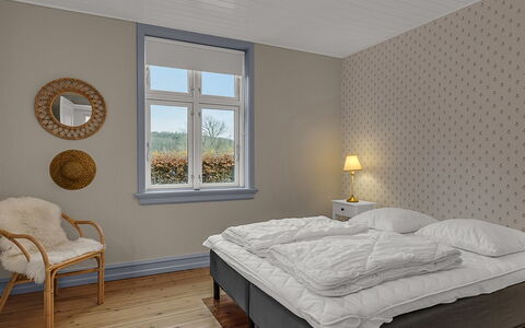 Hanni - 600M from the Sea: Diseño De Interiores, Cama, Habitación, Suelo, Piso, Pared, Lecho, Madera, Techo, Sábana