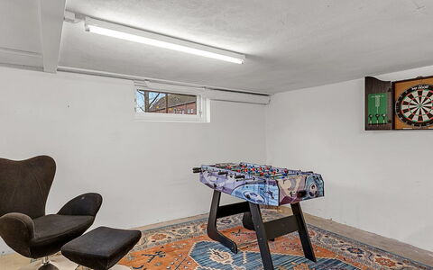 Hanni - 600M from the Sea: Mueble, Piso, Suelo, Diseño De Interiores, Encendiendo, Techo, Habitación, Silla, Lámpara, Sala