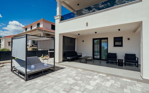 Villa Budimir: Material Compuesto, Sombra, Hormigón, Balcón, Mueble Para Exteriores, Loseta, Bicicleta, Pasarela, Villa
