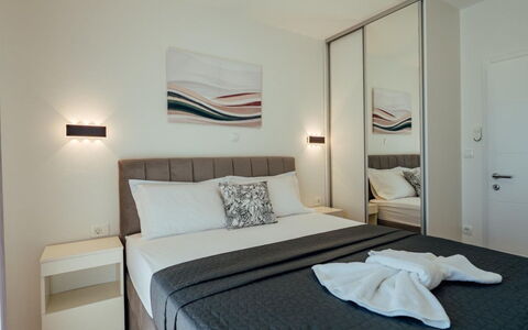 Villa Budimir: Diseño De Interiores, Mueble, Habitación, Cama, Suelo, Piso, Habitación, Lecho, Almohada, Arrojar La Almohada