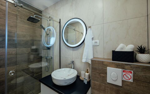 Villa Budimir: Baño, Arreglo De Tubería, Piso, Diseño De Interiores, Lavabo Del Baño, Suelo, Lavabo, Grifo, Espejo, Baño