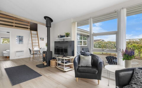 Moa - 350M from the Sea: Mueble, Madera, Diseño De Interiores, Piso, Suelo, Silla, Habitación, Techo, Sala, Departamento