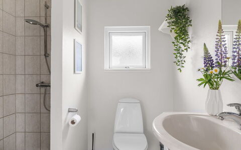 Moa - 350M from the Sea: Asiento Del Baño, Baño, Baño, Arreglo De Tubería, Diseño De Interiores, Pared, Piso, Suelo, Blanco, Lavabo