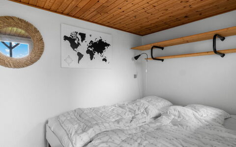 Nedelko - 20M from the Sea: Habitación, Pared, Cama, Madera, Sábana, Suelo, Diseño De Interiores, Lecho, Piso, Techo