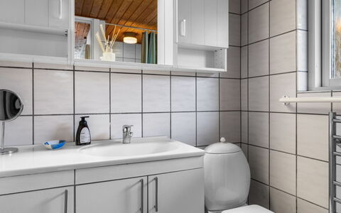 Nedelko - 20M from the Sea: Lavabo, Arreglo De Tubería, Pared, Lavabo Del Baño, Piso, Diseño De Interiores, Baño, Suelo, Grifo, Mueble De Baño