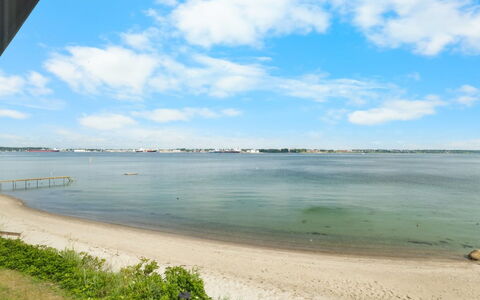 Yngvy - 10M from the Sea: Casa, Techo, Casa, Cabaña, Arbusto, Cobertura Del Suelo, Inmuebles, Casa De Campo, Vía Muerta, Edificios Del Jardín