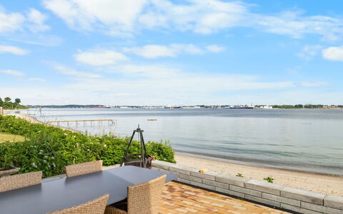 Yngvy - 10M from the Sea: Casa, Techo, Casa, Cabaña, Arbusto, Cobertura Del Suelo, Inmuebles, Casa De Campo, Vía Muerta, Edificios Del Jardín