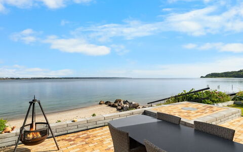 Yngvy - 10M from the Sea: Casa, Techo, Casa, Cabaña, Arbusto, Cobertura Del Suelo, Inmuebles, Casa De Campo, Vía Muerta, Edificios Del Jardín