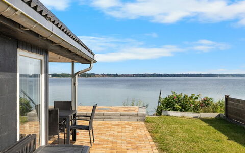 Yngvy - 10M from the Sea: Casa, Techo, Casa, Cabaña, Arbusto, Cobertura Del Suelo, Inmuebles, Casa De Campo, Vía Muerta, Edificios Del Jardín