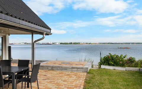 Yngvy - 10M from the Sea: Casa, Techo, Casa, Cabaña, Arbusto, Cobertura Del Suelo, Inmuebles, Casa De Campo, Vía Muerta, Edificios Del Jardín
