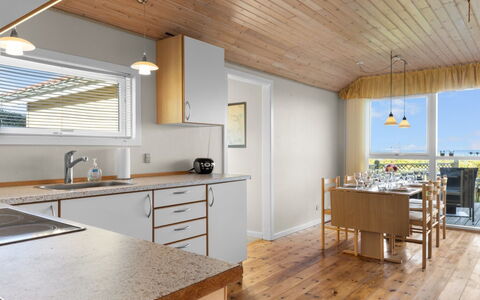 Astrath - 10M from the Sea: Cocina, Piso, Diseño De Interiores, Mostrador, Mueble, Suelo, Madera, Techo, Lámpara, Gabinetes