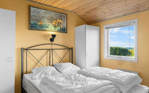 Astrath - 10M from the Sea: Madera, Cama, Habitación, Diseño De Interiores, Mueble, Lecho, Suelo, Sábana, Habitación, Marco De La Cama