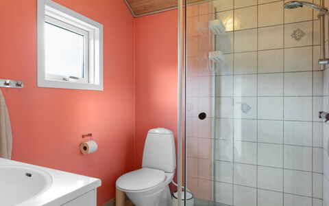 Astrath - 10M from the Sea: Baño, Arreglo De Tubería, Diseño De Interiores, Piso, Suelo, Baño, Lavabo, Plomería, Techo, Grifo