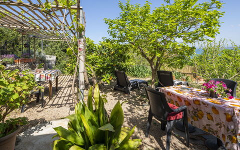 La Torre sul Ponte, Seaview, Garden: Verde, Arbusto, Mueble, Jardín, Mesa, Mueble Para Exteriores, Silla, Mesa Al Aire Libre, Primavera