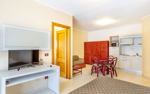 Alghero Residence, Seaside Apartments: Piso, Diseño De Interiores, Suelo, Madera, Techo, Mueble, Habitación, Departamento, Manchas De Madera, Televisión