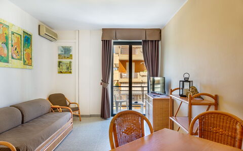 Alghero Residence, Seaside Apartments: Departamento, Mueble, Condominio, Balcón, Silla, Sombra, Manchas De Madera, Hotel