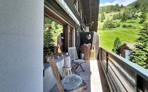 Chez Gredia: Casa, Departamento, Balcón, Cabaña, Madera Dura, Porche, Diseño, Silla, Villa, Planta De Casa