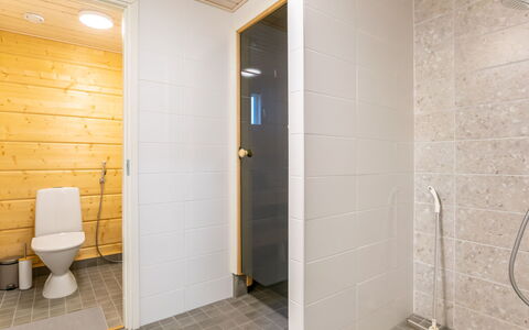 Joutsenranta: Piso, Suelo, Madera, Arreglo De Tubería, Baño, Baño, Diseño De Interiores, Asiento Del Baño, Plomería, Habitación