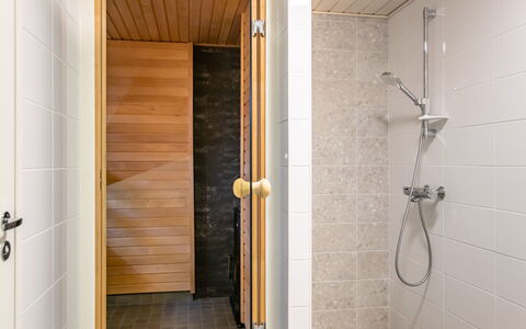 Joutsenranta: Piso, Pared, Suelo, Madera, Arreglo De Tubería, Material Compuesto, Plomería, Loseta, Manchas De Madera, Baño
