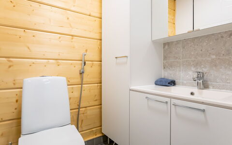 Joutsenranta: Piso, Asiento Del Baño, Arreglo De Tubería, Baño, Baño, Lavabo Del Baño, Suelo, Madera, Lavabo, Mueble De Baño