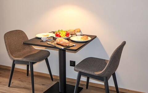 Sonnhalde a: Mueble, Mesa, Comedor, Silla, Cocina Y Comedor Mesa, Manchas De Madera, Mesa De Café, Restaurante, Madera Dura, Planta De Casa