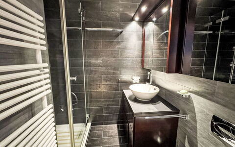 Sonnhalde a: Arreglo De Tubería, Piso, Baño, Suelo, Diseño De Interiores, Lavabo, Plomería, Grifo, Loseta, Lavabo Del Baño