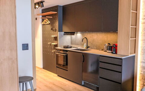 Sonnhalde a: Mueble, Diseño De Interiores, Cocina, Piso, Mostrador, Madera, Aparato De Cocina, Suelo, Gabinetes, Habitación