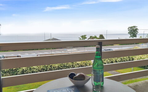 Ømund - 100M from the Sea: Mueble, Diseño De Interiores, Piso, Suelo, Techo, Habitación, Silla, Mesa, Departamento, Cocina Y Comedor Mesa