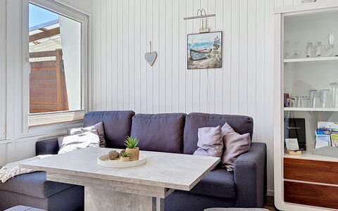 Bungalow 33: Mueble, Piso, Diseño De Interiores, Suelo, Sofá, Madera, Mesa, Sala, Habitación, Casa