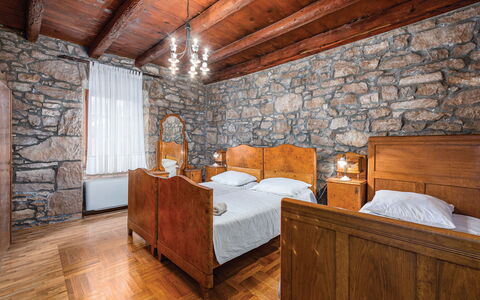 Blašković: Pared, Mueble, Diseño De Interiores, Habitación, Techo, Piso, Suelo, Cama, Pared De Piedra, Marco De La Cama