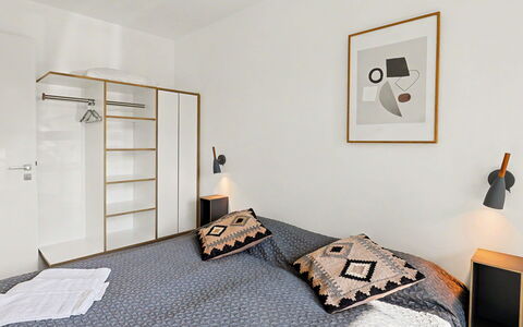 Seemomente (615): Mueble, Cama, Diseño De Interiores, Habitación, Piso, Suelo, Pared, Habitación, Sábana, Lecho
