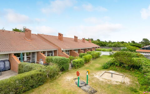 Melle - 500M from the Sea: Techo, Casa, Casa, Cabaña, Puerta, Vía Muerta, Cubierta, Porche, Tablón, Madera Dura
