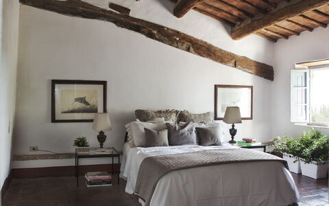 Podere Sangiovese, Pool and View in Chianti: Mueble, Pared, Diseño De Interiores, Habitación, Cama, Piso, Techo, Suelo, Linos, Casa