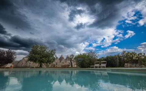 Trulli Experience, Pool, Monopoli: Azul, Luz De Sol, Piscina, Noche, Fenómeno Meteorológico, Cúmulo, Oscuridad, Sombra