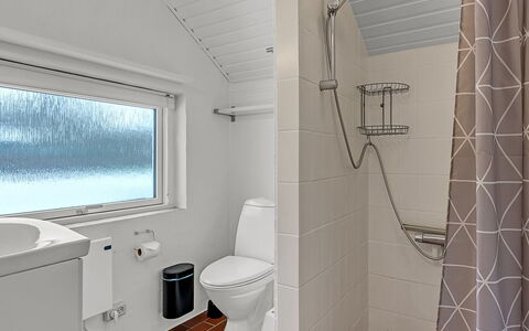 Hielm - 490M from the Sea: Arreglo De Tubería, Baño, Piso, Suelo, Techo, Diseño De Interiores, Baño, Plomería, Lavabo, Grifo