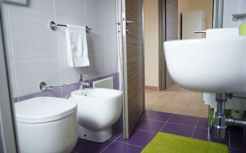 Villa Antony: Baño, Arreglo De Tubería, Asiento Del Baño, Baño, Diseño De Interiores, Piso, Lavabo, Grifo, Lavabo Del Baño, Suelo