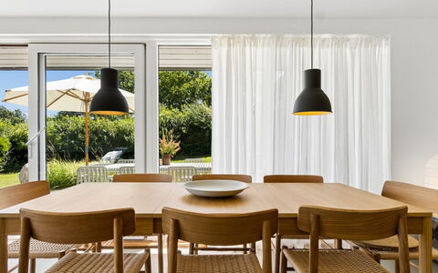 Karlotta - 500M from the Sea: Mueble, Diseño De Interiores, Madera, Cocina Y Comedor Mesa, Comedor, Piso, Mesa, Lámpara, Silla, Suelo