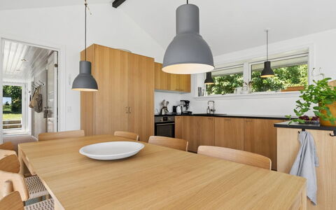 Karlotta - 500M from the Sea: Mueble, Diseño De Interiores, Piso, Madera, Cocina, Lámpara, Mostrador, Techo, Suelo, Cocina Y Comedor Mesa