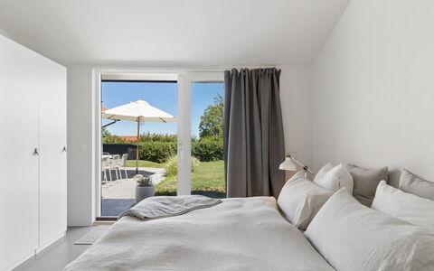 Karlotta - 500M from the Sea: Techo, Habitación, Piso, Suelo, Diseño De Interiores, Casa, Cama, Mueble, Linos