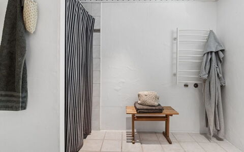 Karlotta - 500M from the Sea: Piso, Diseño De Interiores, Suelo, Techo, Toalla, Habitación, Loseta, Arreglo De Tubería, Baño