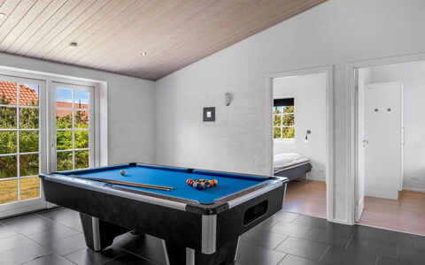 Merit - 3.2Km from the Sea: Mueble, Madera, Diseño De Interiores, Piso, Suelo, Silla, Habitación, Techo, Sala, Departamento