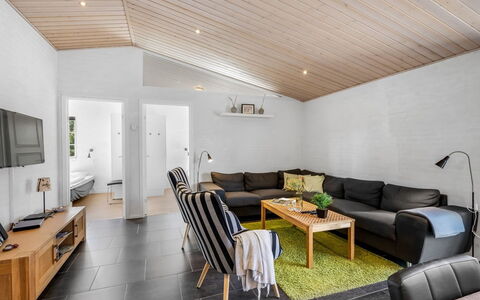Merit - 3.2Km from the Sea: Mueble, Madera, Diseño De Interiores, Piso, Suelo, Silla, Habitación, Techo, Sala, Departamento