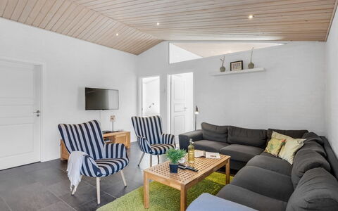 Merit - 3.2Km from the Sea: Mueble, Madera, Diseño De Interiores, Piso, Suelo, Silla, Habitación, Techo, Sala, Departamento