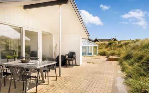 Nimrod - 70M from the Sea: Mueble, Diseño De Interiores, Piso, Suelo, Techo, Habitación, Silla, Mesa, Departamento, Cocina Y Comedor Mesa