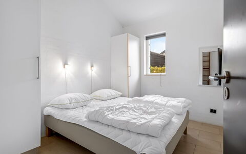 Synne - 350M from the Sea: Pared, Cama, Habitación, Techo, Diseño De Interiores, Suelo, Lecho, Sábana, Piso, Marco De La Cama