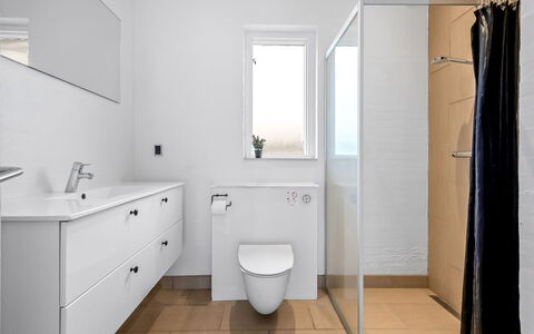 Synne - 350M from the Sea: Baño, Arreglo De Tubería, Piso, Suelo, Diseño De Interiores, Pared, Lavabo Del Baño, Lavabo, Mueble De Baño, Baño