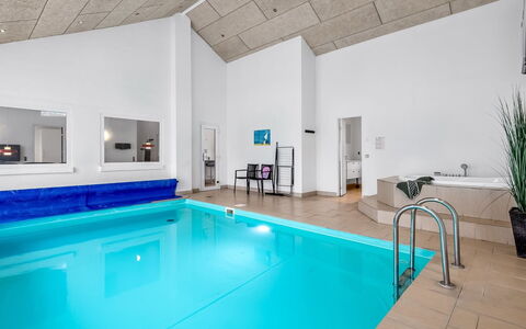 Synne - 350M from the Sea: Diseño De Interiores, Techo, Recurso, Piscina, La Luz Del Día, Hotel, Diseño, Ático, Ático, Eco Hotel